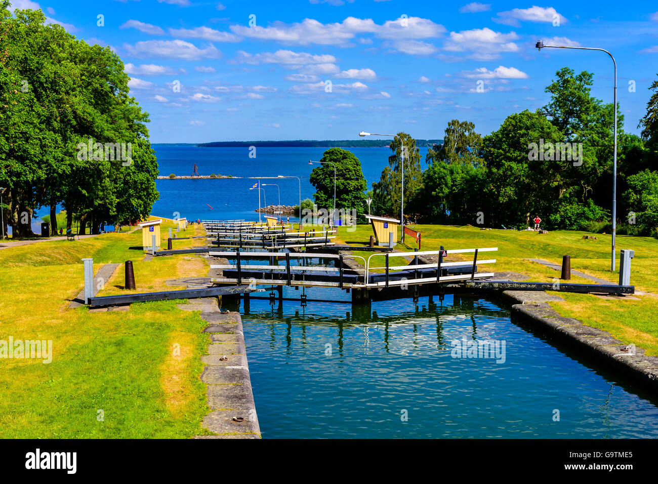 Berg, Schweden - 20. Juni 2016: Die berühmten Göta Kanal Lock Schritte wie von oben und außen in Richtung See Roxen gesehen. Stockfoto