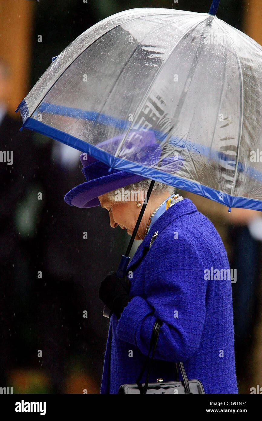 Queen Elizabeth II kommt zur offiziellen Eröffnung der Lawn Tennis Association (LTA) neue State of the Art Trainingsanlage in Roehampton, Südwesten Londons. Stockfoto