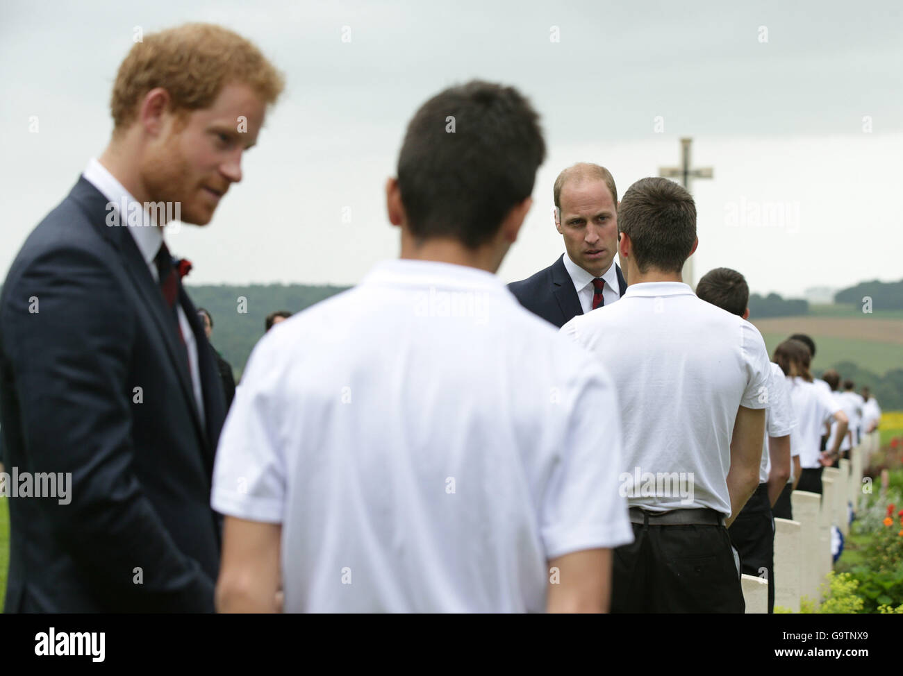 Prinz Harry (links) und Duke of Cambridge treffen britische und französische Schülerinnen und Schüler, während das Gedenken an den hundertsten Jahrestag der Schlacht an der Somme bei der Commonwealth War Graves Kommission Thiepval Memorial in Thiepval, Frankreich, wo 70.000 britischen und Commonwealth-Soldaten mit kein bekanntes Grab gedacht sind. Stockfoto