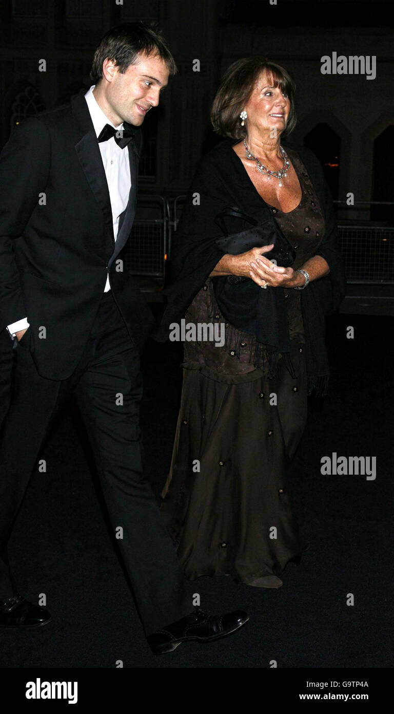 Ben und Lady Annabel Goldsmith kommen zum Diner des Tsars Galaabend (zugunsten von UNICEF) im Guildhall im Zentrum von London an. Stockfoto