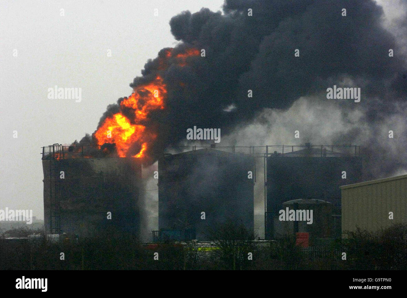 Ein Öltank brennt auf dem Gelände eines Ingenieurunternehmens auf dem Industriegebiet Kingsnorth auf der Hoo-Halbinsel in Kent. Stockfoto