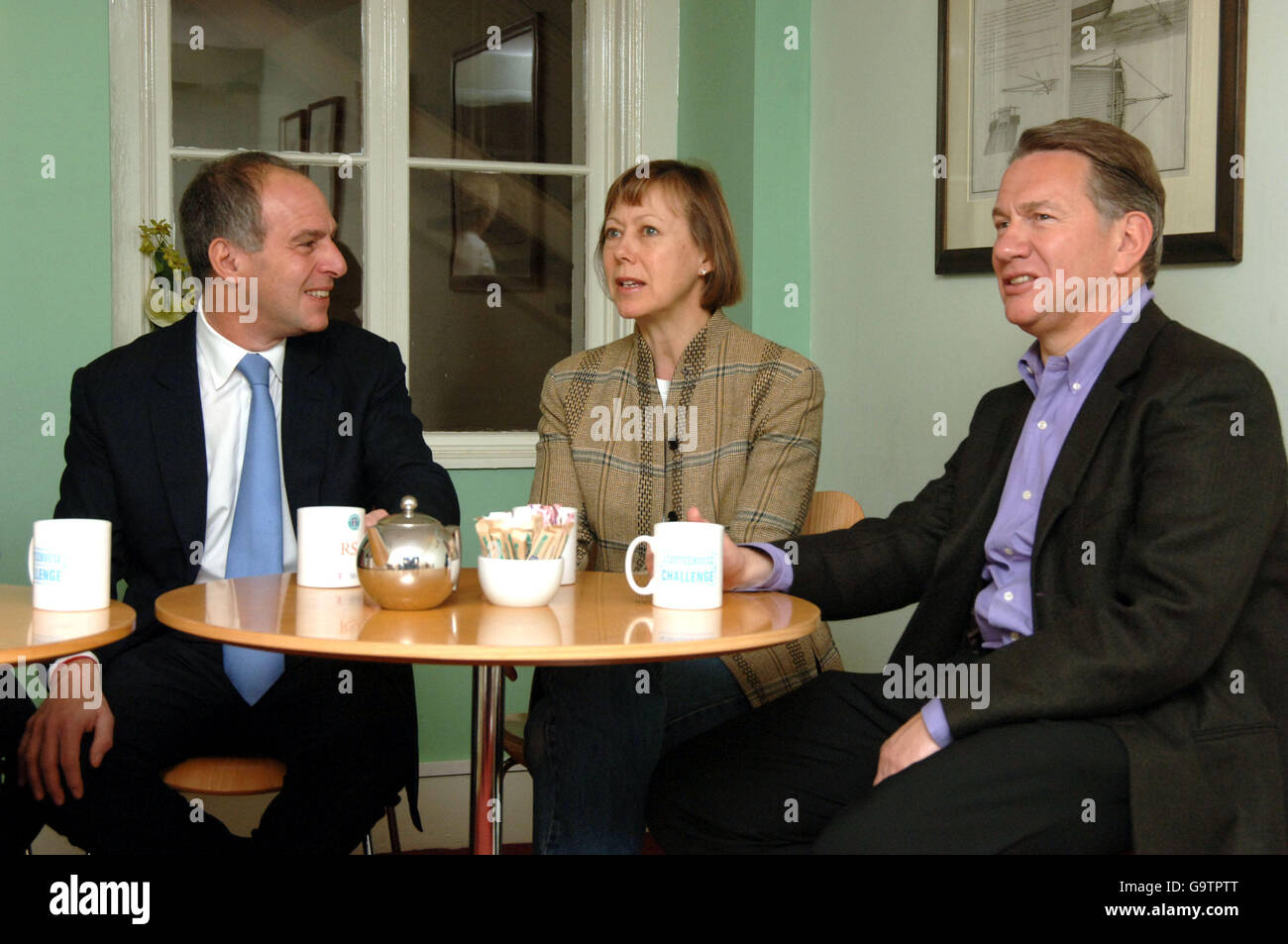 (Von links nach rechts) Loyd Grossman, Jenny Agutter und Michael Portillo beim Start der Coffeehouse Challenge bei der Royal Society for the Encourage of Arts, Manufactures and Commerce (RSA) in London. Stockfoto