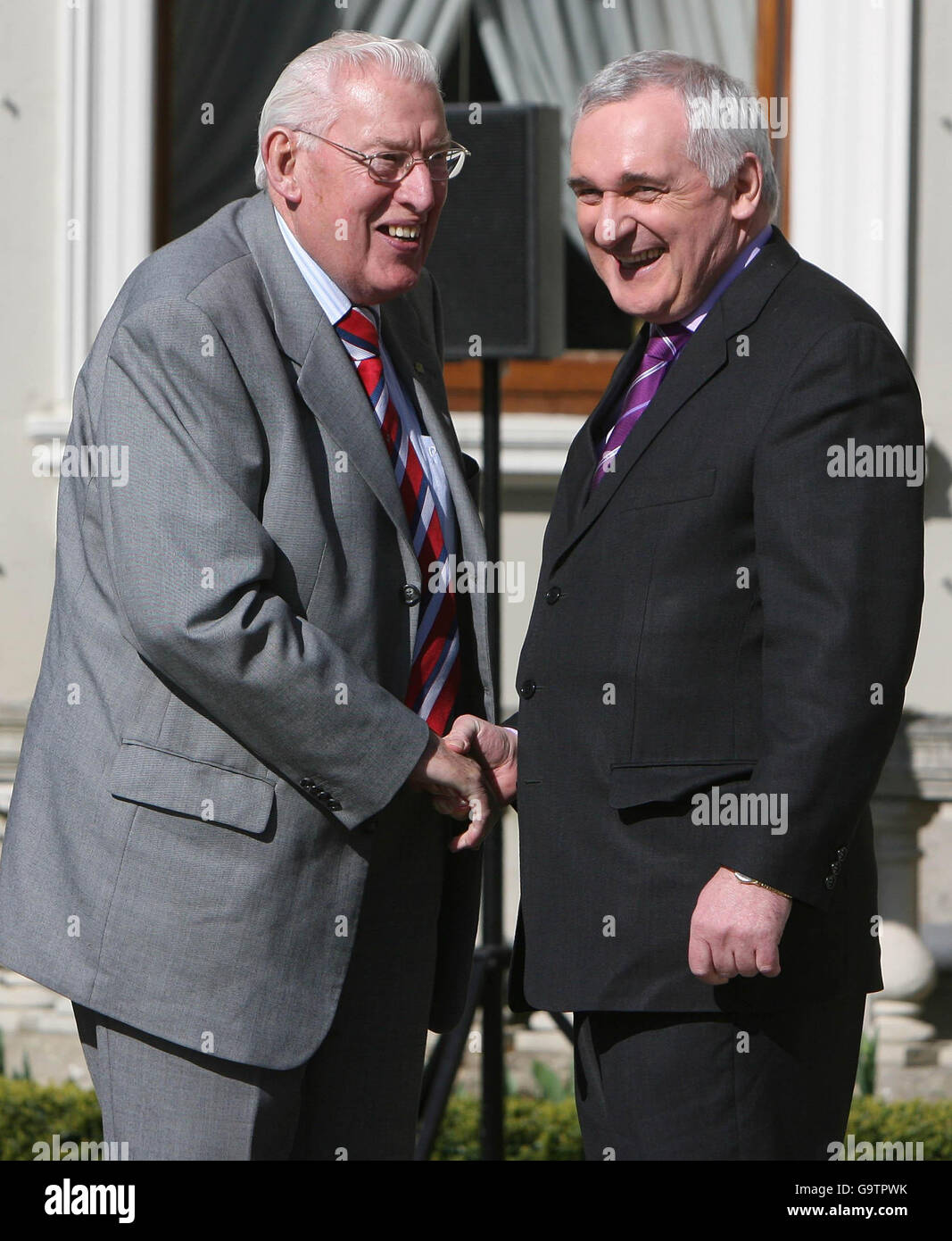 DUP-Führer Rev. Ian Paisley schüttelt die Hand des irischen Premierministers Bertie Ahern zum ersten Mal, bevor sie im Farmleigh House in Dublin Gespräche führten. Stockfoto