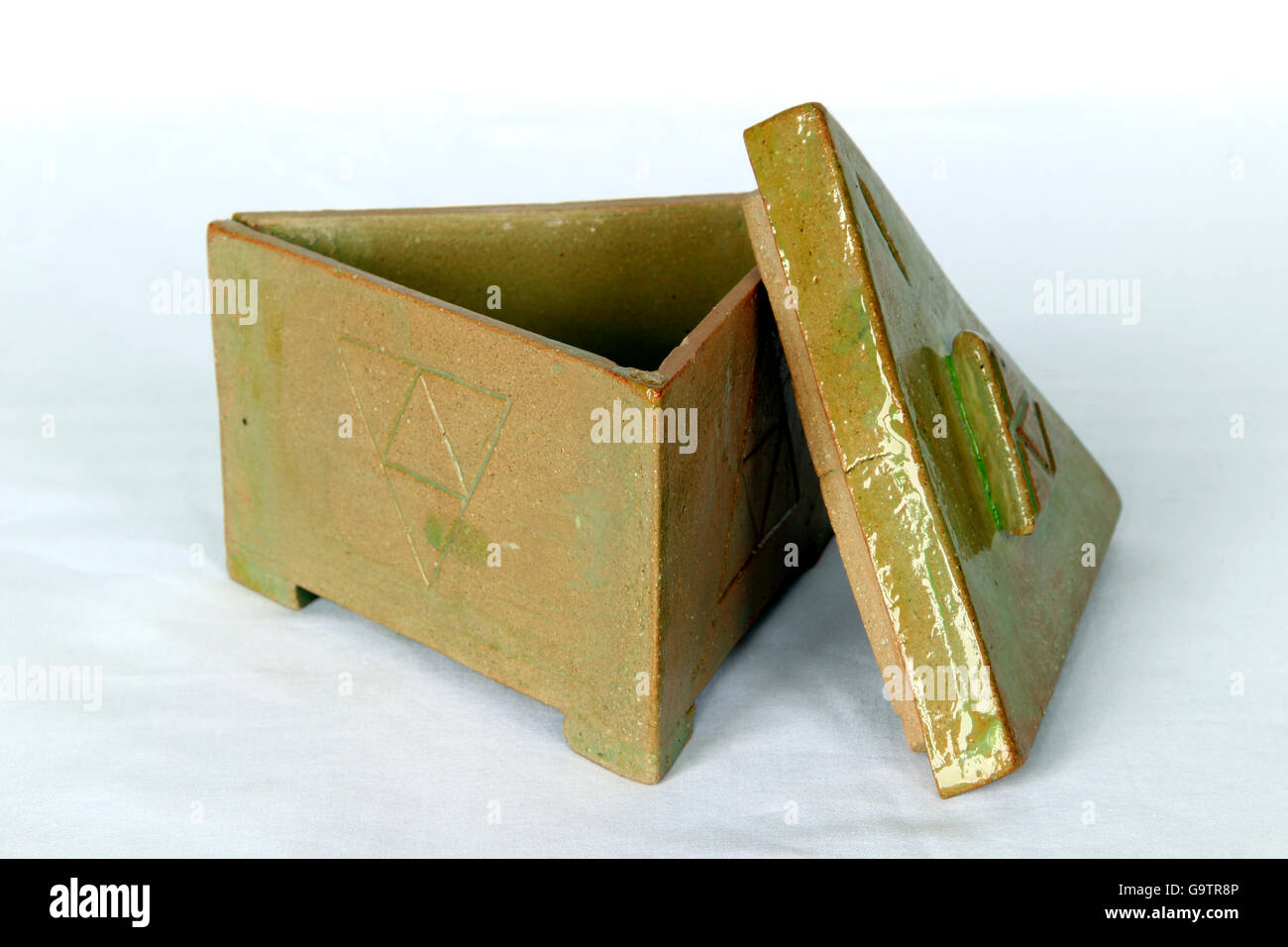 Keramiktopf Keramik grün glasierte Keramik Box mit Deckel Stockfoto