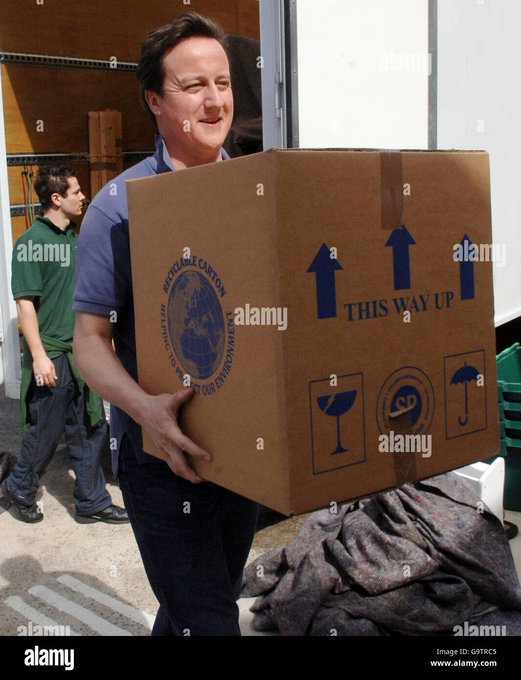Der konservative Parteivorsitzende David Cameron hilft, seine Habseligkeiten in sein neues Haus im Westen Londons zu tragen. Stockfoto