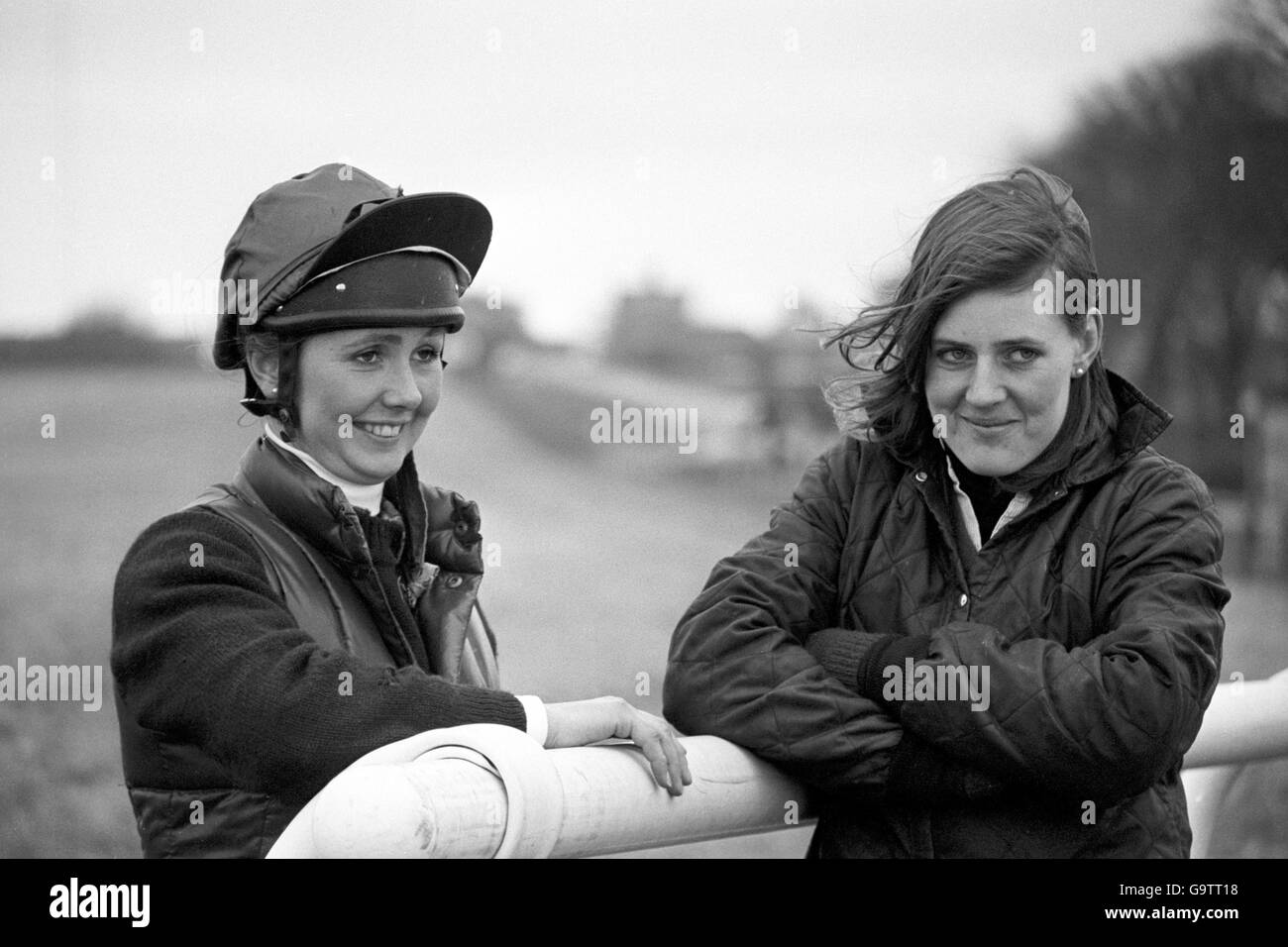 Hores Racing - Ladies Day in Aintree, Liverpool. Geraldine Rees (l.) und Charlotte Brew, die beiden Damen, die am heutigen Grand National in Aintree teilnehmen. Stockfoto