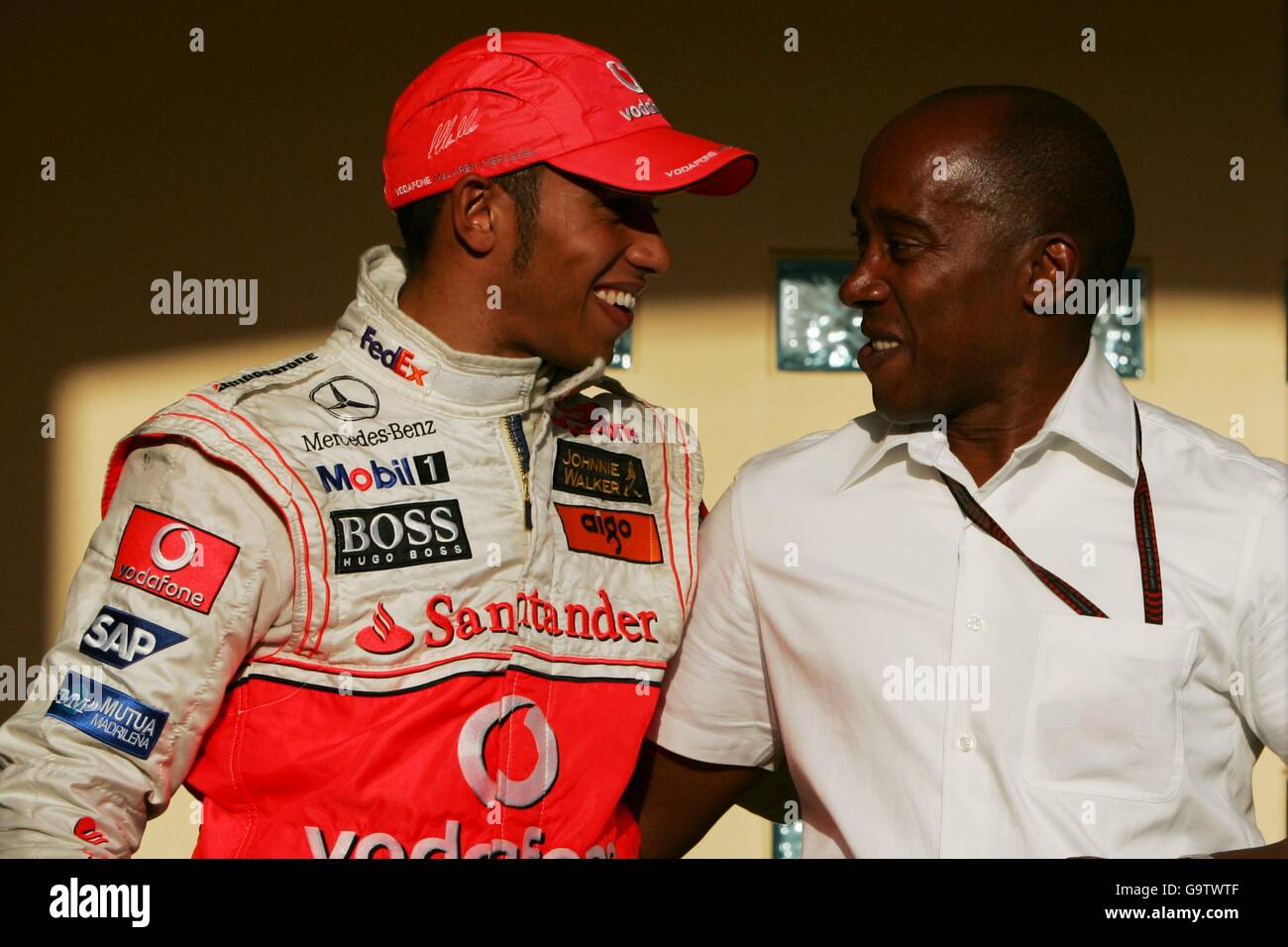 (L, R): McLaren Lewis Hamilton (GBR) mit seinem Vater Anthony Hamilton (GBR). Formel 1 Weltmeisterschaft, Rd 3, Grand Prix von Bahrain, Rennen, Bahrain International Circuit, Bahrain, Sonntag, 15. April 2007. DIGITALES BILD Stockfoto