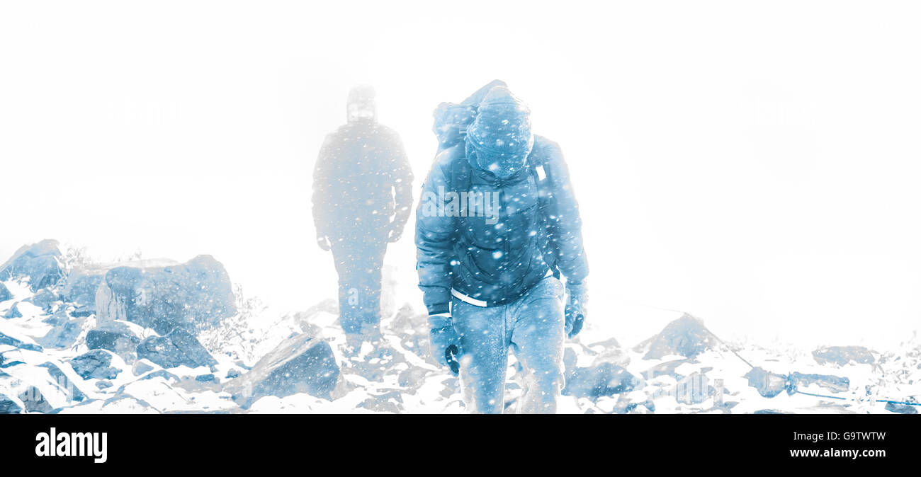 Menschen wandern in Schneesturm im Laufe des Tages Stockfoto