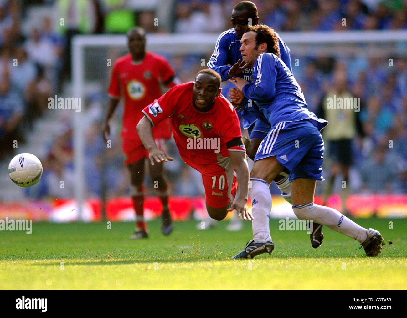 Ricardo Carvalho von Chelsea lässt den Benedict McCarthy von Blackburn Rovers auf sich zuspitzen Stockfoto