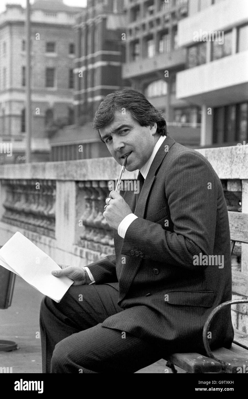 Terry Venables, Manager von Barcelona, erwägt seine All-Star World XI, die im August in Wembley gegen eine Fußball-Liga XI spielen wird Stockfoto