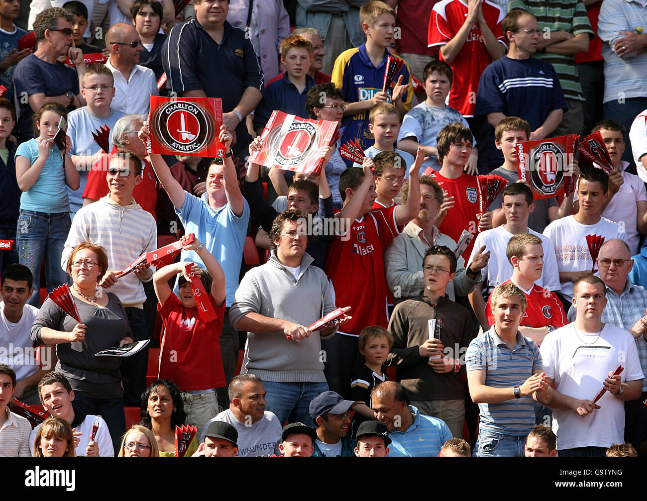 Fußball - FA Barclays Premiership - Charlton Athletic / Sheffield United - The Valley. Charlton Athletic Fans vor dem Spiel Stockfoto