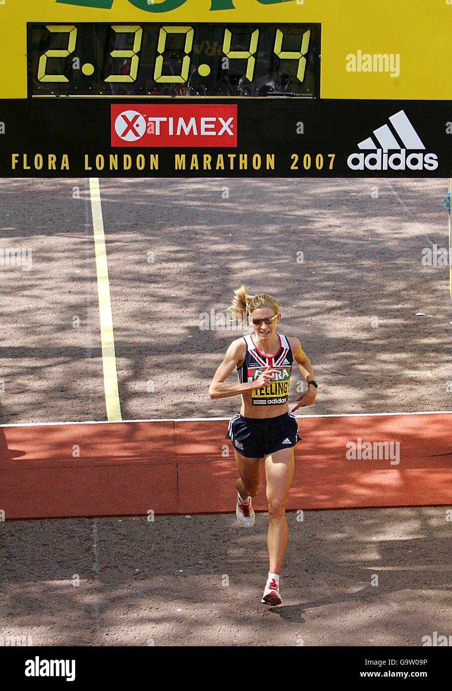 Birtain's Liz Yelling läuft eine persönliche Bestzeit, um in den Top 10 des Elite-Damenrennens beim Flora London Marathon in London zu beenden. Stockfoto
