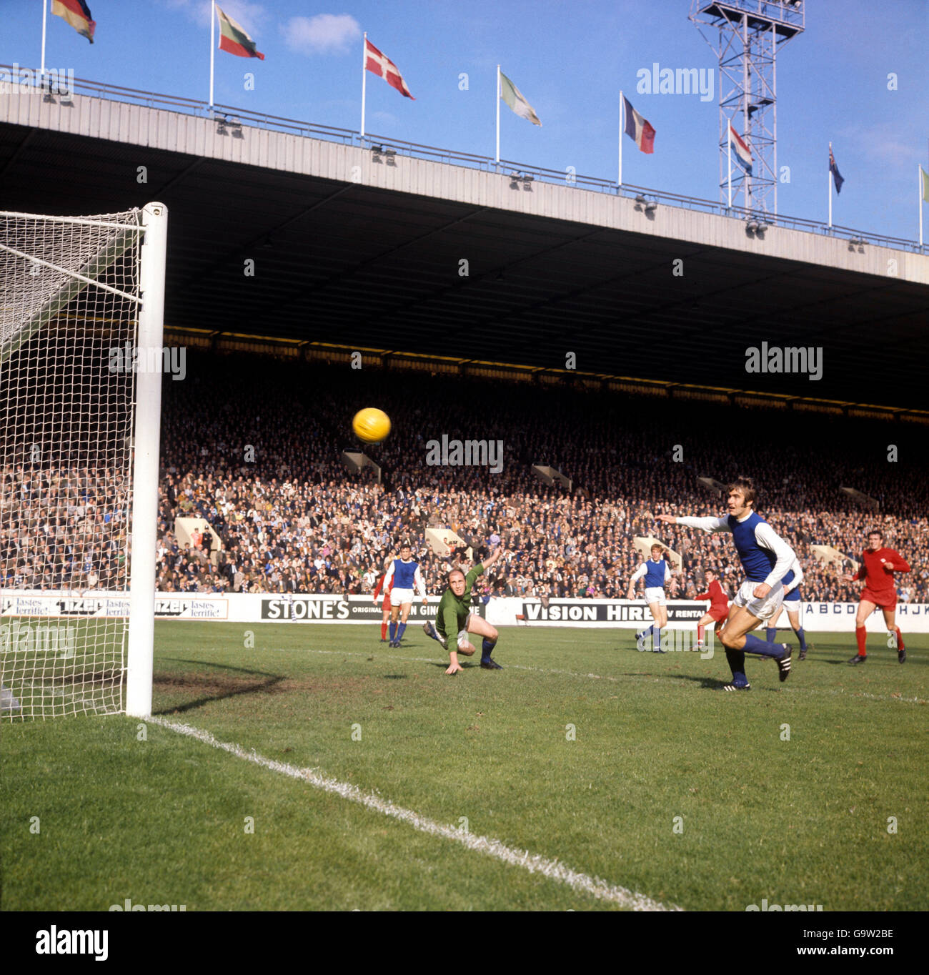 Eine Aufnahme von John O'Hare von Derby County geht weit über den Posten, als Wilf Smith und Peter Springett am Mittwoch von Sheffield zurück kriechen. Stockfoto