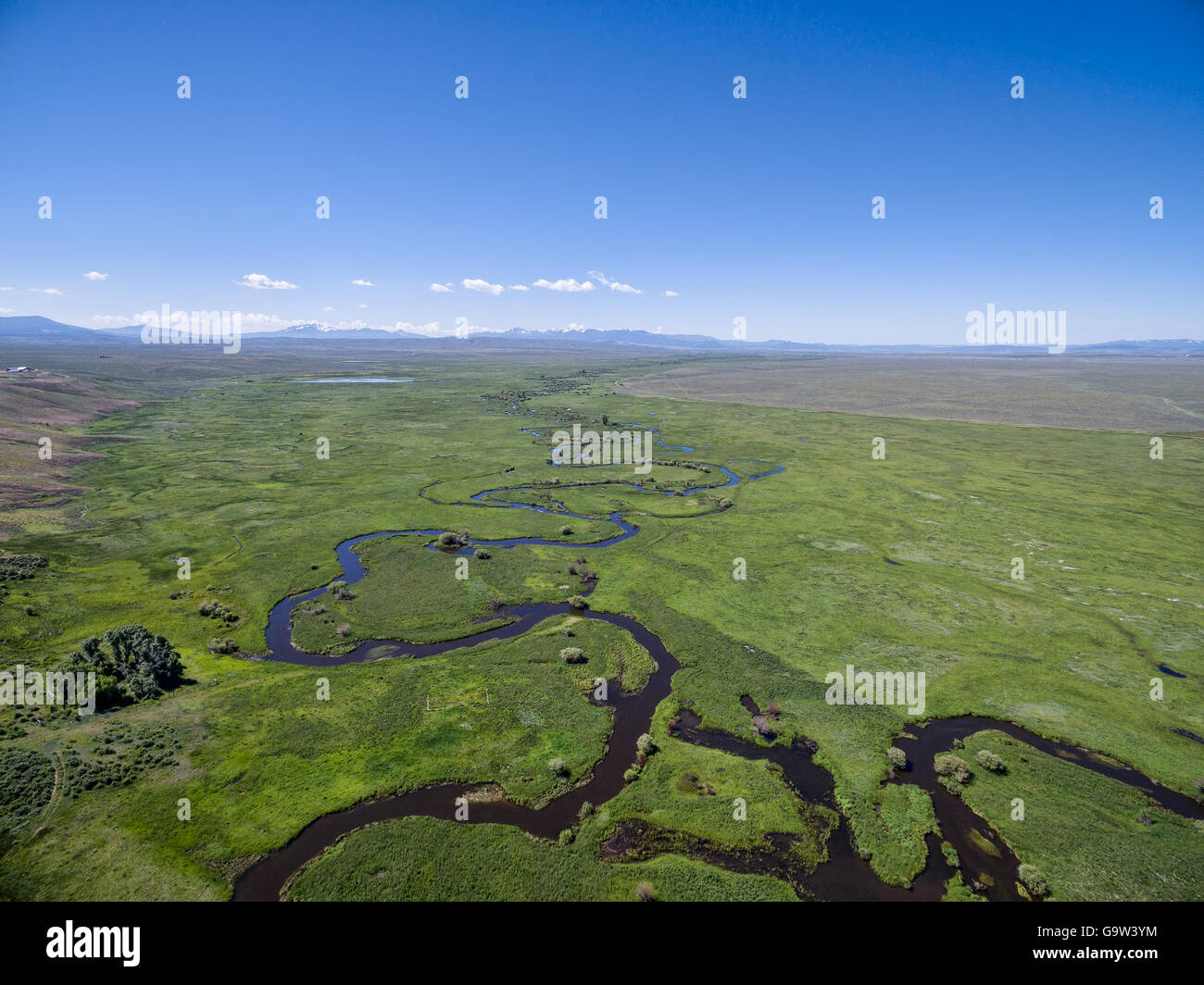 Illinois Fluß schlängelt sich durch Arapaho National Wildlife Refuge, North Park in der Nähe von Walden, Colorado, Frühsommer Luftbild Stockfoto