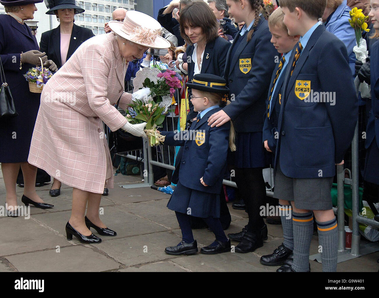 Die britische Königin Elizabeth II. Wird mit Blumen überreicht, als sie heute nach dem traditionellen Royal Maundy Service einen Spaziergang von der Kathedrale von Manchester aus beginnt. Stockfoto