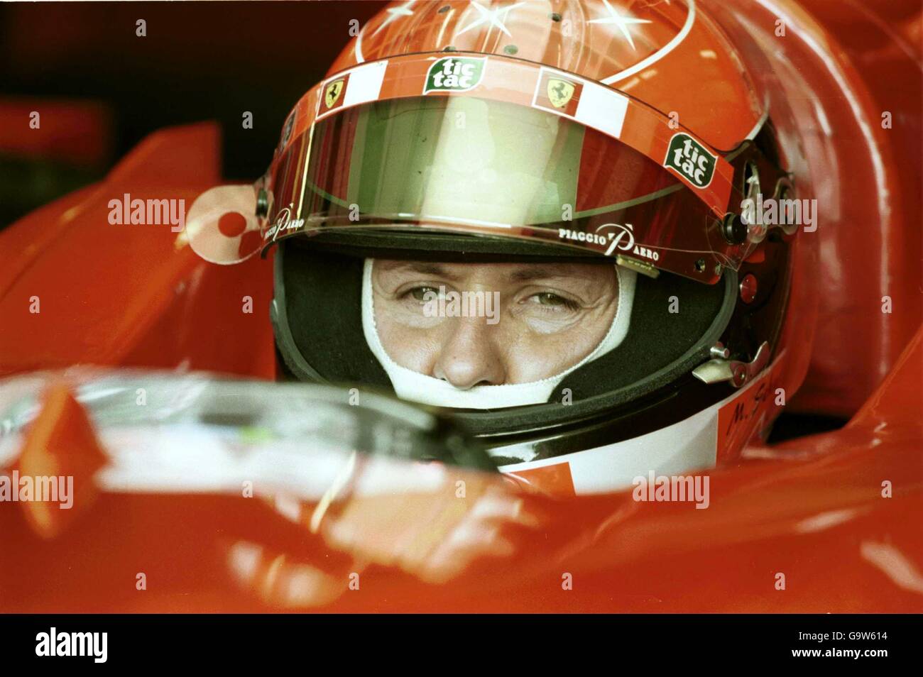 Ferrari Michael Schumacher untersucht die technischen Informationen zum Overhead Monitore vor dem heutigen Training beim Grand Prix von Großbritannien Stockfoto