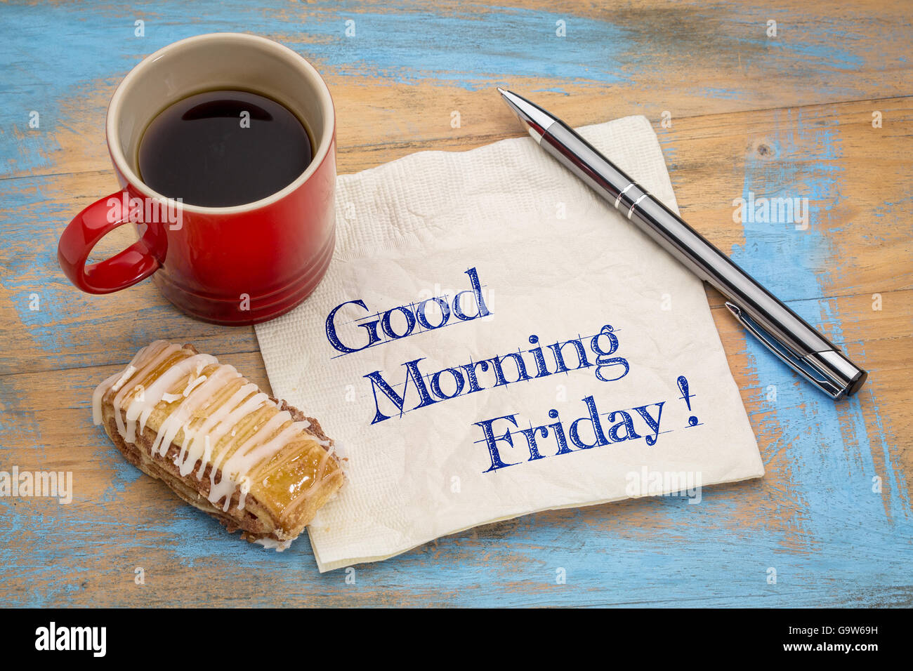 Guten Morgen Freitag - Handschrift auf einer Serviette mit einer Tasse Kaffee und Cookies Stockfoto
