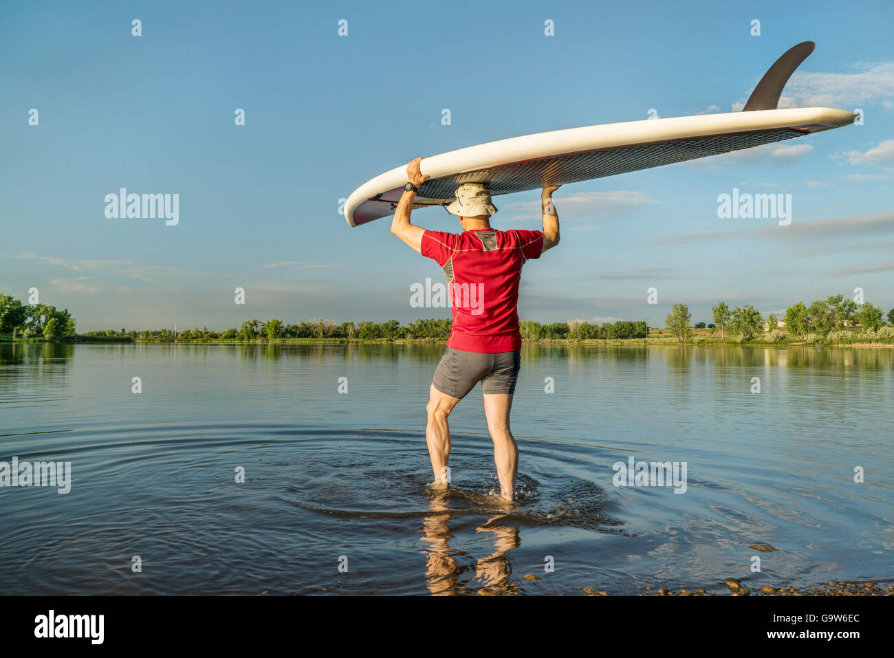 Start Stand up Paddleboard auf einem ruhigen See in northern Colorado mit einer Frühsommer-Landschaft Stockfoto