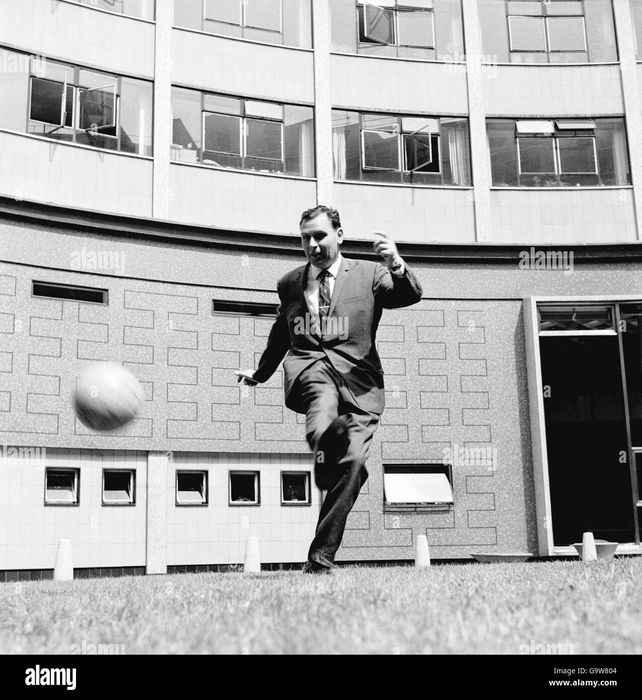 Fußball - Weltmeisterschaft 1966 - BBC Kommentar Team. BBC-Kommentator Kenneth Wolstenholme startet die BBC-Berichterstattung über die Weltmeisterschaft 1966 in England Stockfoto