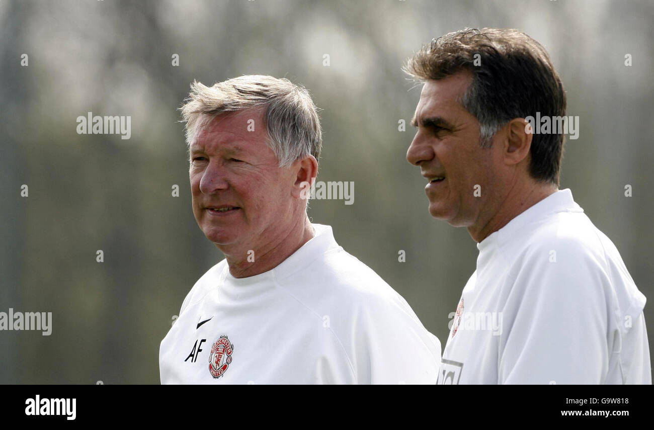 Manchester United-Manager Alex Ferguson (links) mit dem Assistenten Carlos Queiroz während einer Trainingseinheit in Carrington, Manchester. Stockfoto