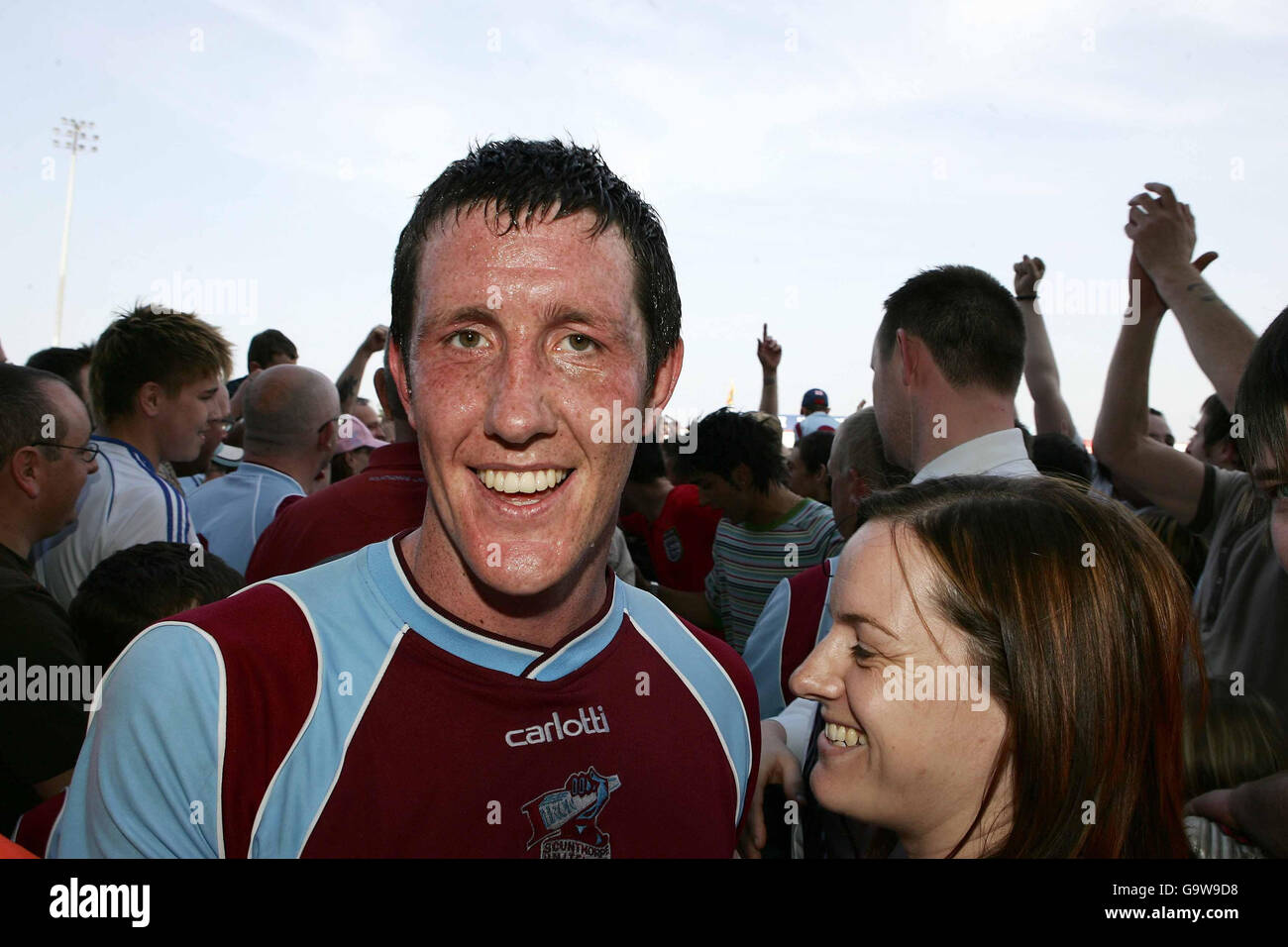 Scunthorpe-Kapitän Cliff Byrne beim letzten Abpfiff des Coca-Cola Football League One-Spiels im Glanford Park, Scunthorpe. Stockfoto