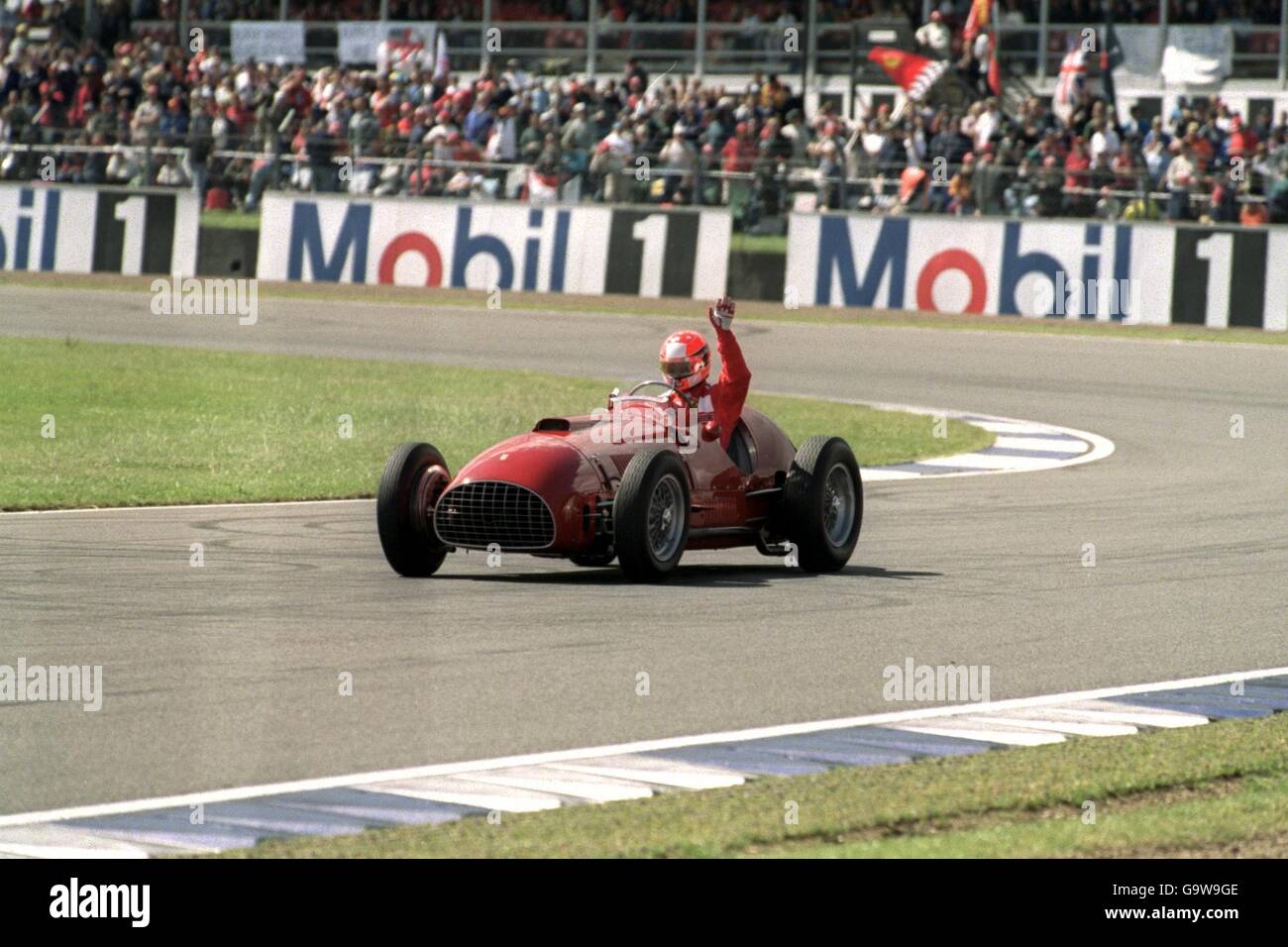 Formel-1-Autorennen - British GP - Wettkampftag. Michael Schumacher fährt den Ferrari 375, der den Grand Prix von Großbritannien 1951 gewann. Das Auto gehört Bernie Ecclestone Stockfoto