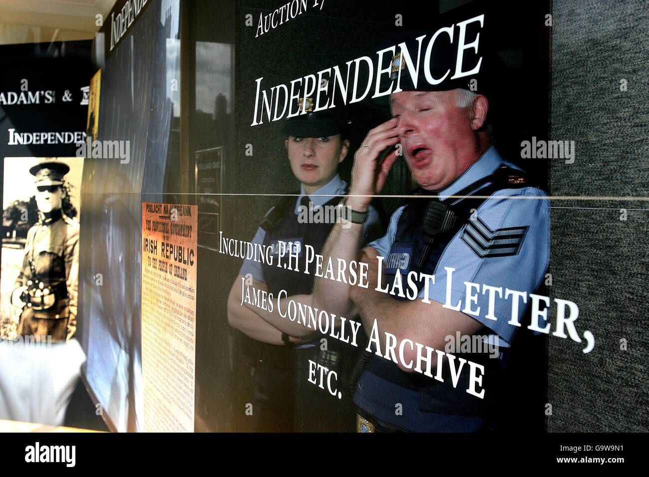 Gardai stationiert vor den James Adam Salerooms in Dublin, die heute eine Auktion von wertvollen Erinnerungsstücken aus dem irischen Unabhängigkeitskrieg abhielten. Stockfoto