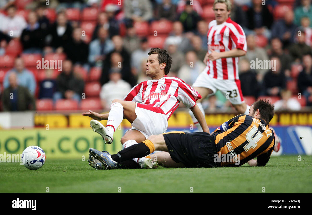 Stoke's Lee Hendrie wird von Hulls Ian Ashby (rechts) während des Coca-Cola Football Championship-Spiels im Britannia Stadium, Stoke, angegangen. Stockfoto