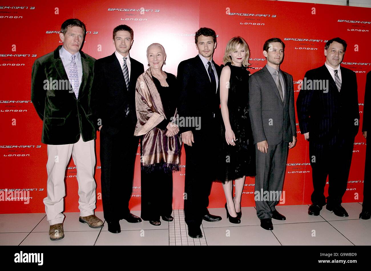 (L-R) Thomas Hayden Church, Topher Grace, Rosemary Harris, James Franco, Kirsten Dunst, Tobey Maguire und Sam Raimi bei der UK Gala Premiere von Spiderman 3 im Odeon Cinema im Leicester Square im Zentrum von London. DRÜCKEN Sie VERBANDSFOTO. Bilddatum: Montag, 23. April 2007. Siehe PA Geschichte SHOWBIZ Spiderman. Bildnachweis sollte lauten: Yui Mok/PA Wire Stockfoto