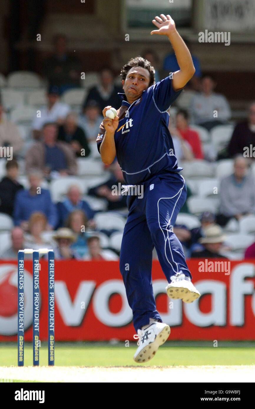 Cricket - Friends Provident Trophy - South Group - Surrey Brown Caps gegen Kent Spitfires - The Brit Oval. Azhar Mahmood, Surrey Brown Caps Stockfoto