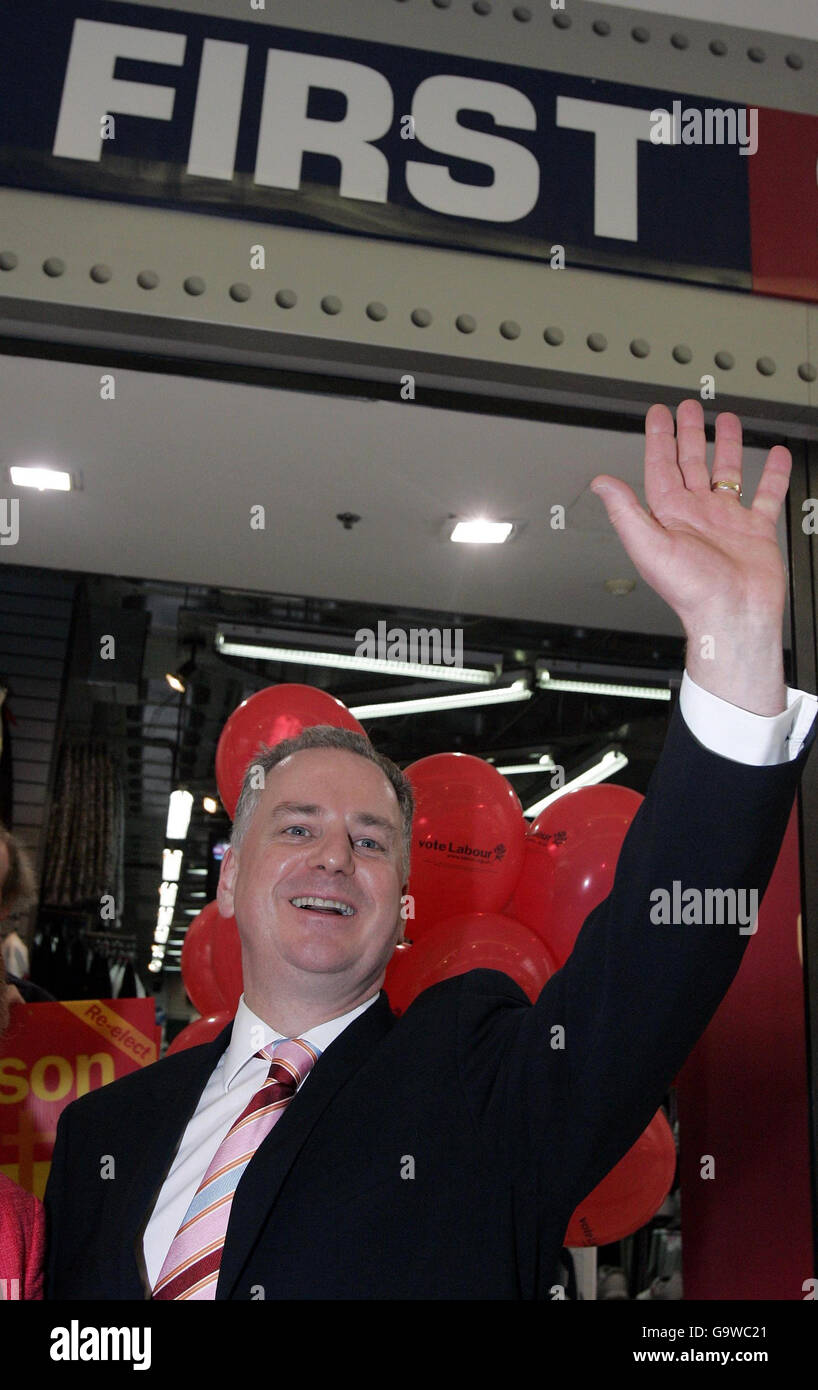 Jack McConnell, der Führer der schottischen Labour-Partei, wird während eines Spazierwegs in Stirling fotografiert, während er sich auf dem Weg des schottischen Wahlkampfs befindet. Stockfoto