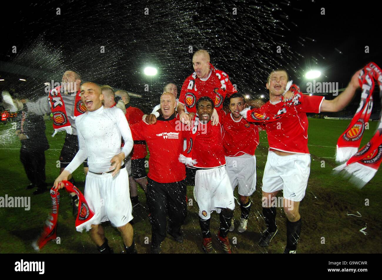 Fußball - North West Counties Football League - Division One - FC United gegen Atherton Laburnum Rovers - Gigg Lane. Die Spieler des FC United feiern den Gewinn ihrer Liga Stockfoto