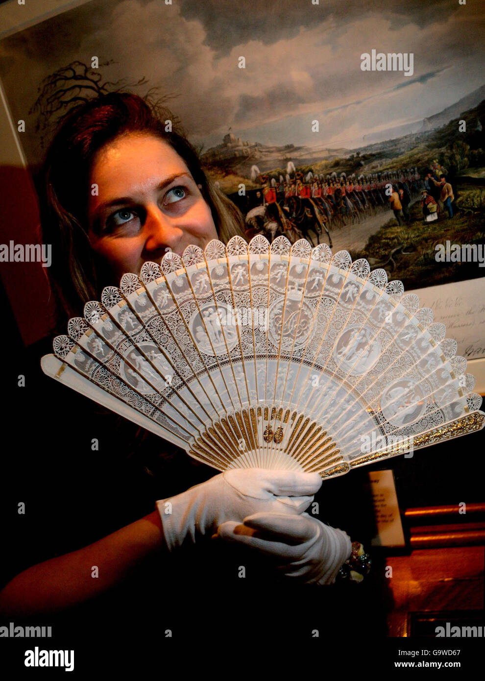 Die Ausstellungsassistentin Sabrina MacKenzie posiert mit einem Elfenbein-Brise-Fan aus dem Jahr 1863, ein Geschenk an Prinzessin Alexandra von Dänemark, auf einer Ausstellung in Windsor Castle, in der Grafschaft Burkshire. Stockfoto