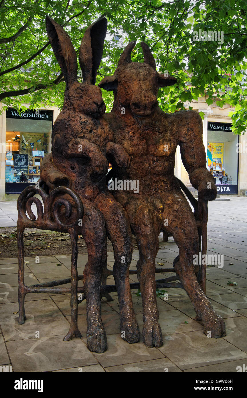 Großbritannien, Gloucestershire, Cheltenham, der Hase und die Minotaur-Skulptur. Stockfoto