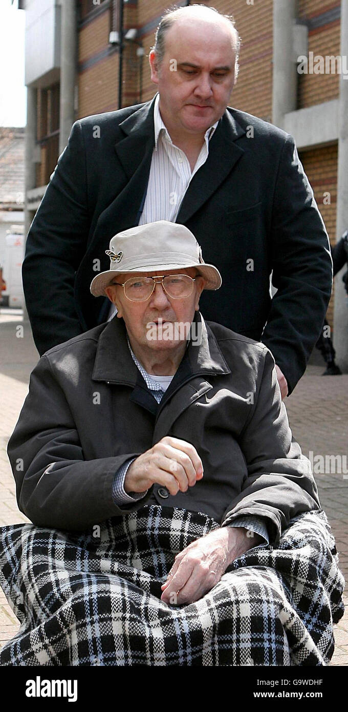 Familie vor Gericht wegen gefälschter Statue. Shaun Greenhalgh schiebt seinen 84-jährigen Vater George vom Bury Magistrates Court, Greater Manchester. Stockfoto