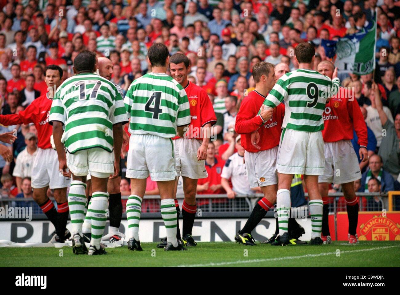 Celtic's Chris Sutton (zweite R) versucht, einen Kampf mit Manchester United's David Beckham (r) zu beginnen, während United's Phil Neville (dritte L) erstere wegzieht. Roy Keane (c) von United lacht unterdessen mit Jackie McNamara von Celtic (Nr. 4) Stockfoto