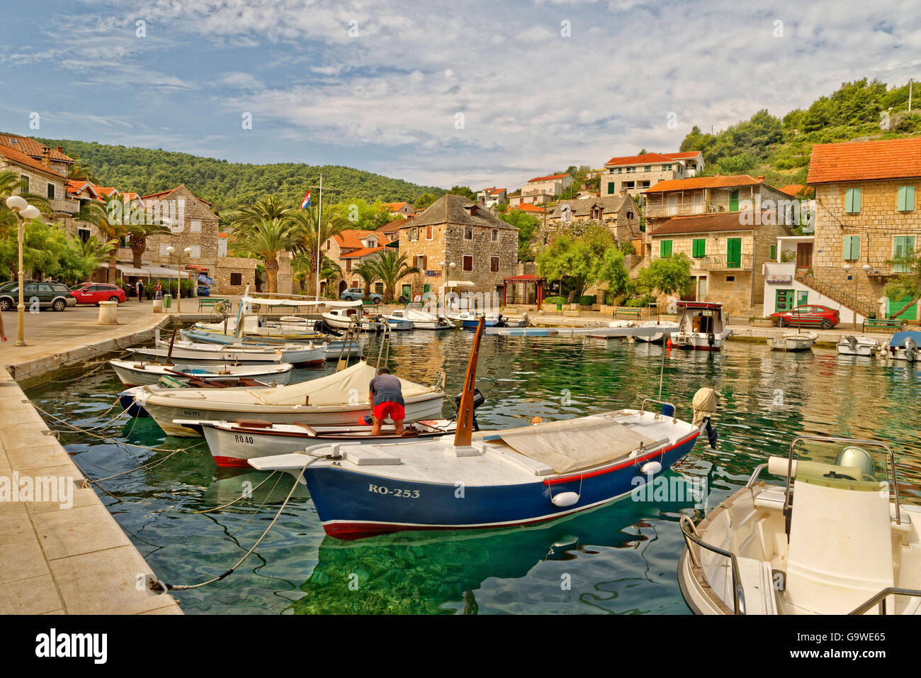 Kleine Fischerboote festgemacht am Dorf Kai von Stomorska auf der Insel Solta in Kroatien. Stockfoto