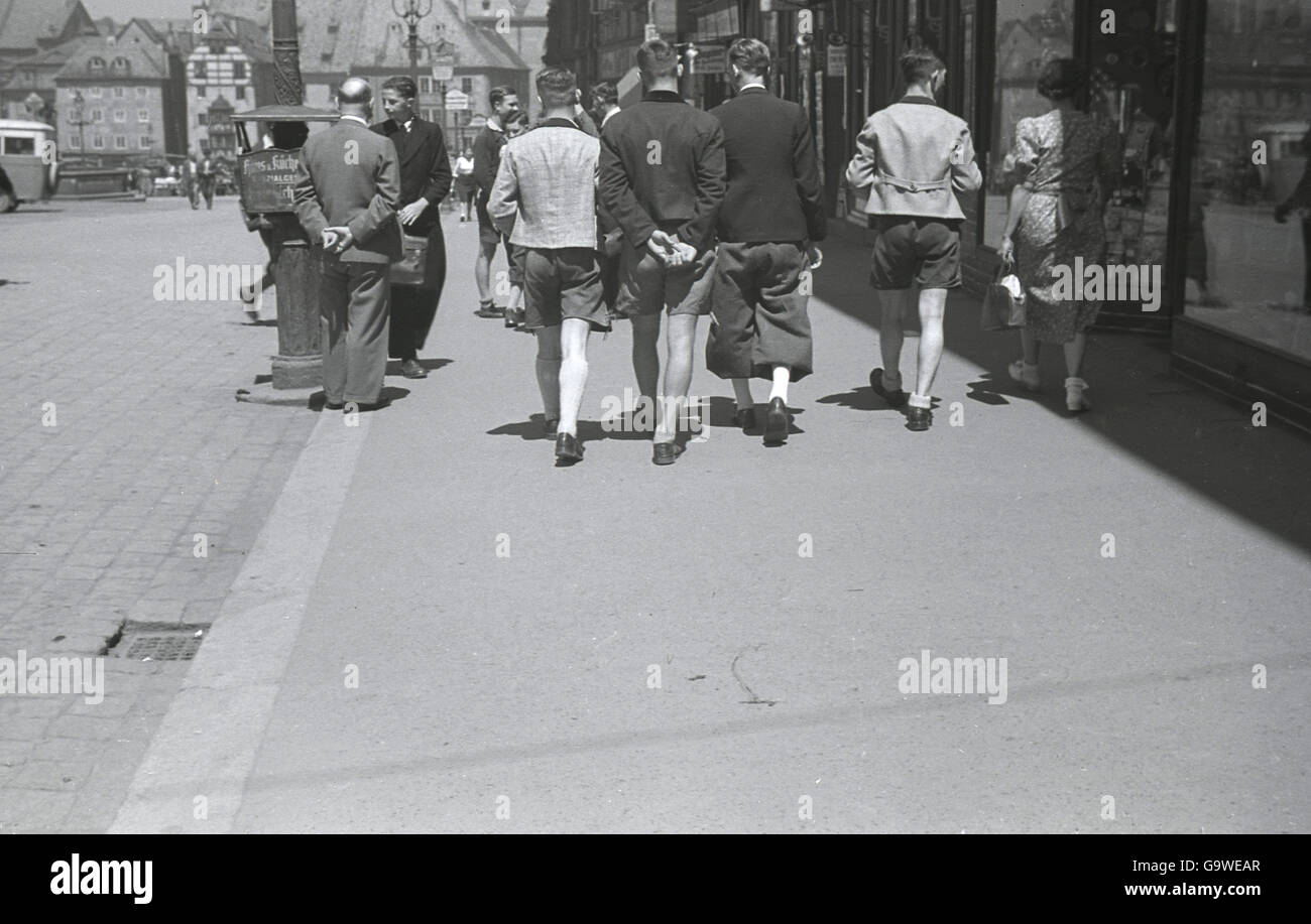 1930er Jahre, Geschichtsbild, vier böhmische deutschen jungen Straße entlang gehen, tragen das Kleid von dieser Periode, Shorts und Plus-Fours, in Cheb (Eger) in den Sudeten, in der Pre-ww11 Tschechoslowakei Stockfoto
