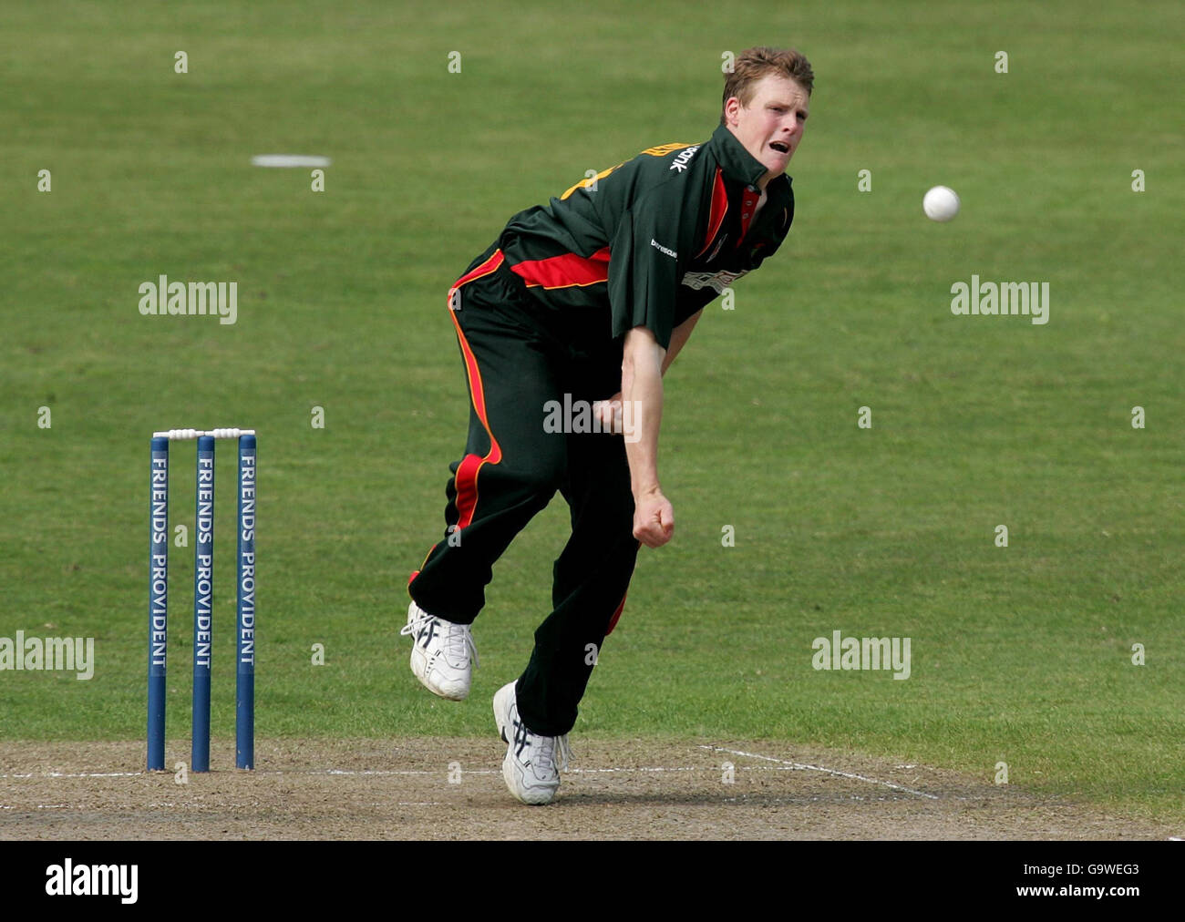 Leicestershire's Nick Walker Bowling während des Friends Provident Trophy Northern Conference Spiel gegen Worcestershire in New Road, Worcester. Stockfoto