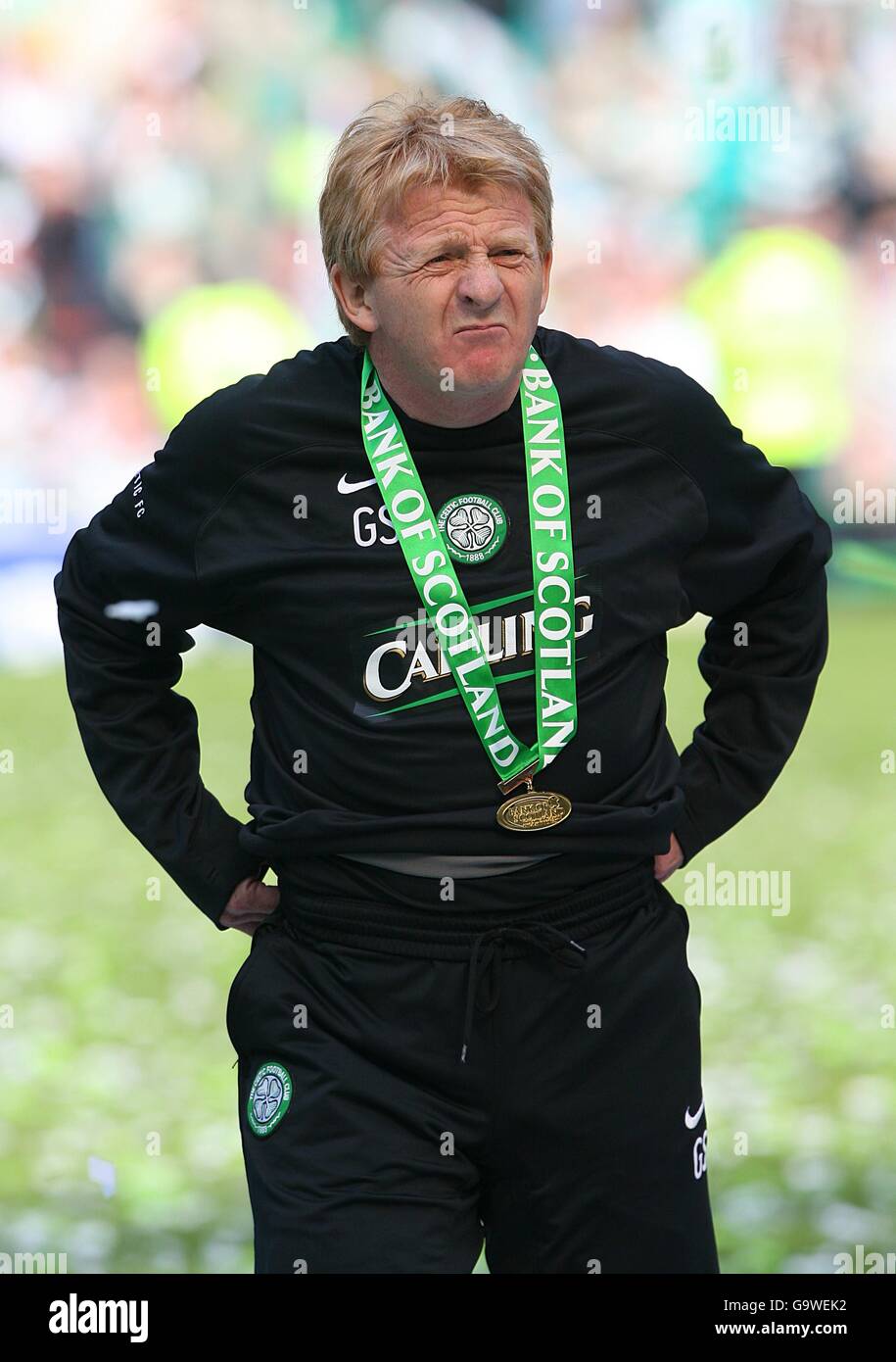 Fußball - Bank of Scotland Premier League - Celtic V Heart of Midlothian - Celtic Park. Gordon Strachan, der Manager der Celtic, trägt die Siegermedaille der Bank of Scotland Premier Division. Stockfoto