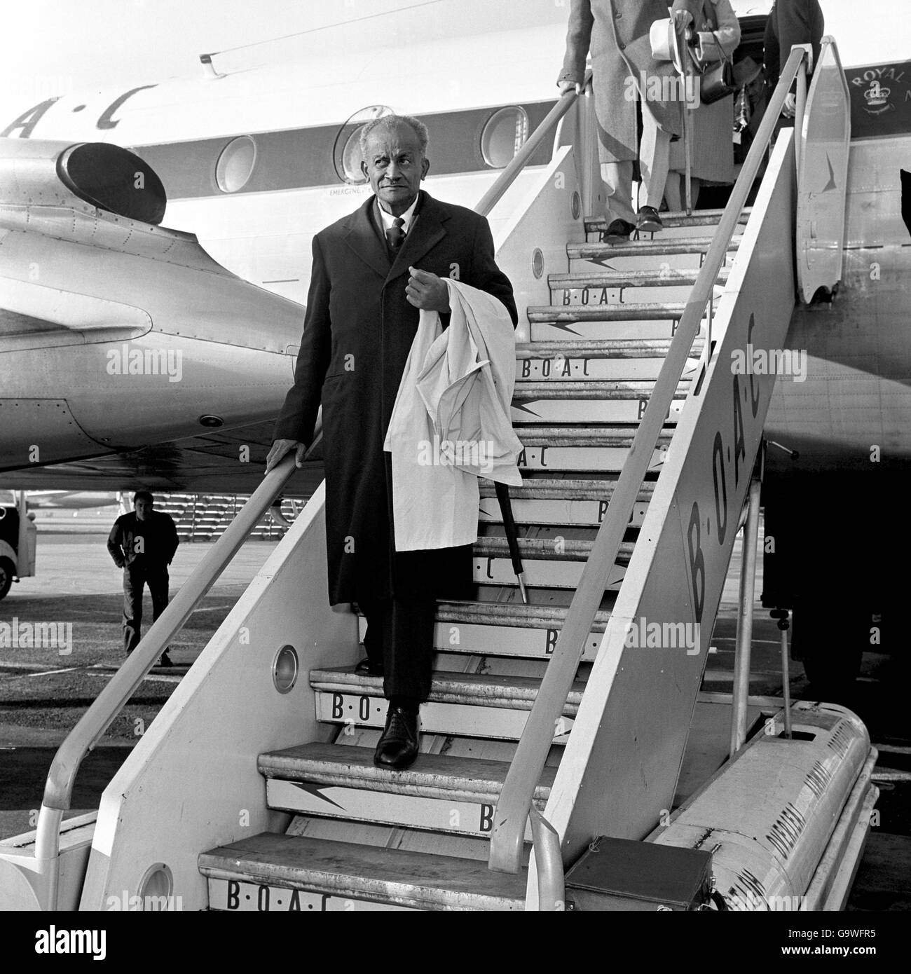 Sir Grantley Adams, Westindien Bundesminister kommt am Flughafen London an Stockfoto
