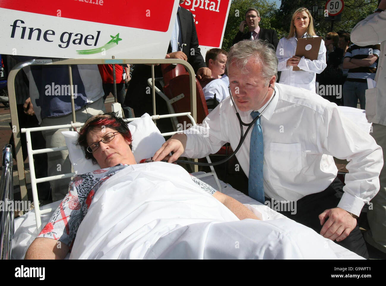 Fine Gael TD Dr. Laim Twomey überprüft die Herzfrequenz eines Freiwilligen, der an der Mock A&E-Abteilung in Dublins Grafton Street teilnimmt. Fine Gael verspricht, 2,300 zusätzliche akute Krankenhausbetten zu liefern, wenn sie gewählt werden. Stockfoto