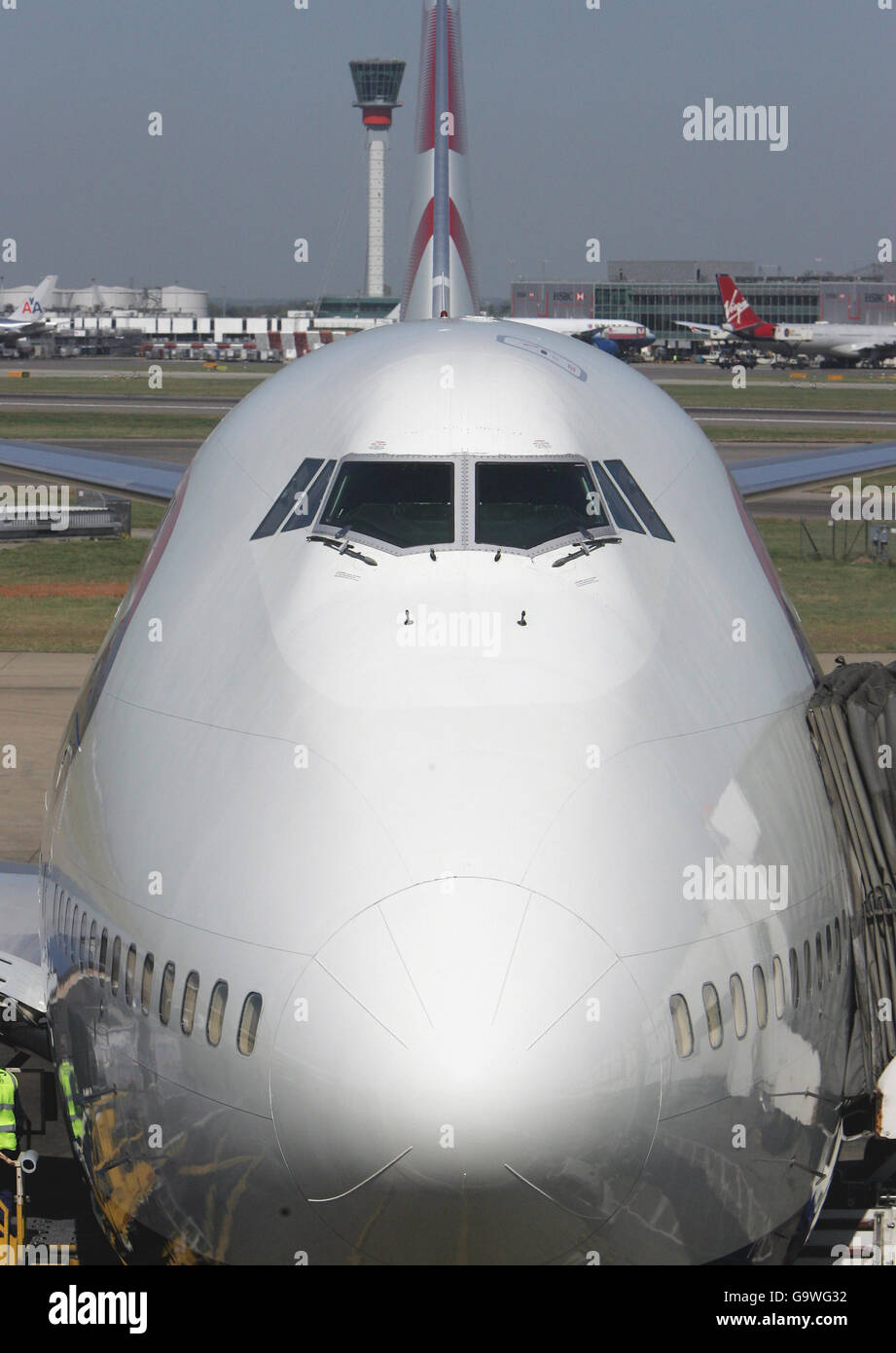 Das Cockpit einer British Airways Boeing 747 am Flughafen Heathrow. Stockfoto