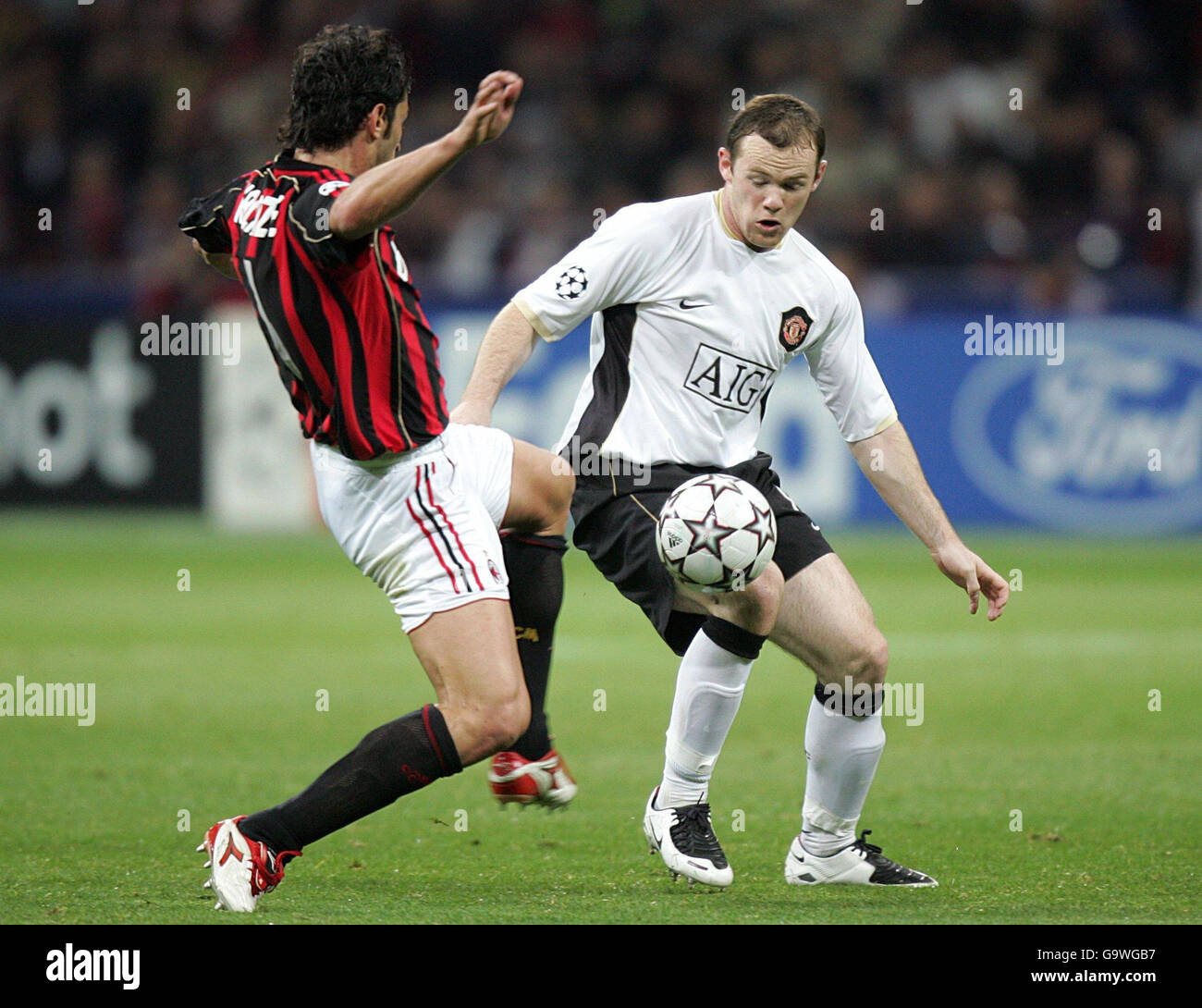 Kakha Kaladze (links) von AC Milan und Wayne Rooney von Manchester United während des UEFA Champions League Halbfinales in San Siro, Mailand, Italien. Stockfoto