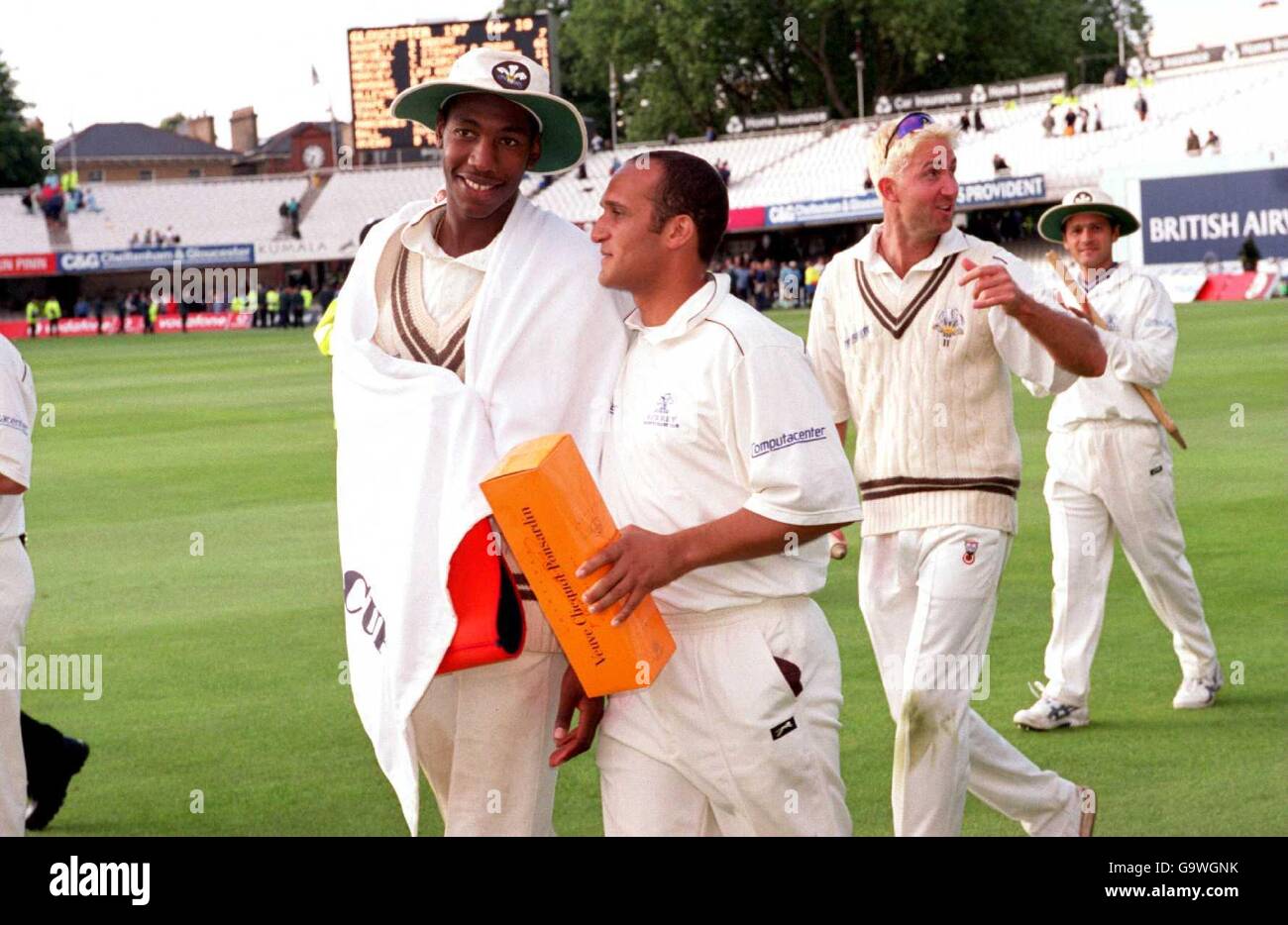 Surreys Mark Butcher (r) und Alex Tudor (l) feiern danach Den Benson and Hedges Cup gewinnen Stockfoto