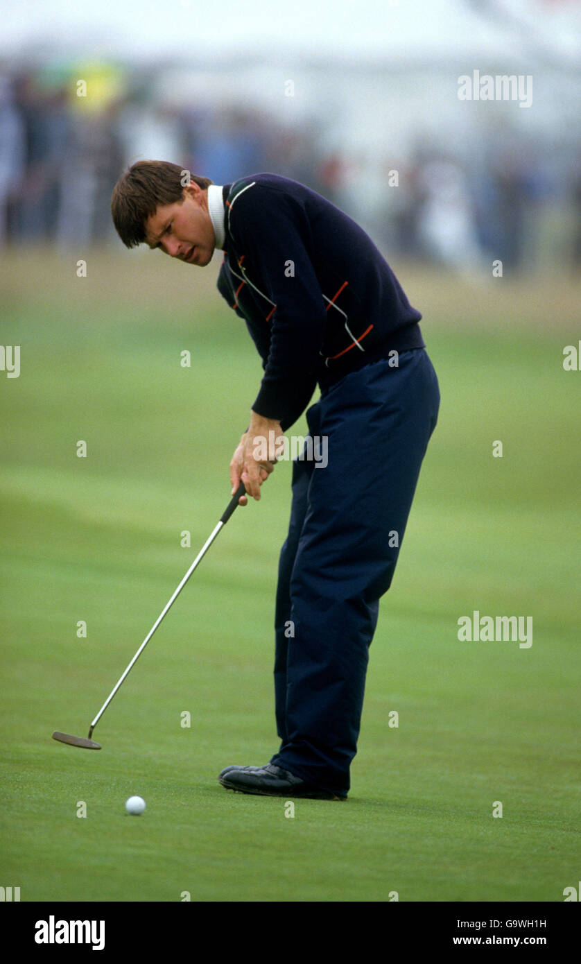 Golf - The Open Championship - Muirfield. Nick Faldo nimmt einen Putt bei der British Open Championship Stockfoto