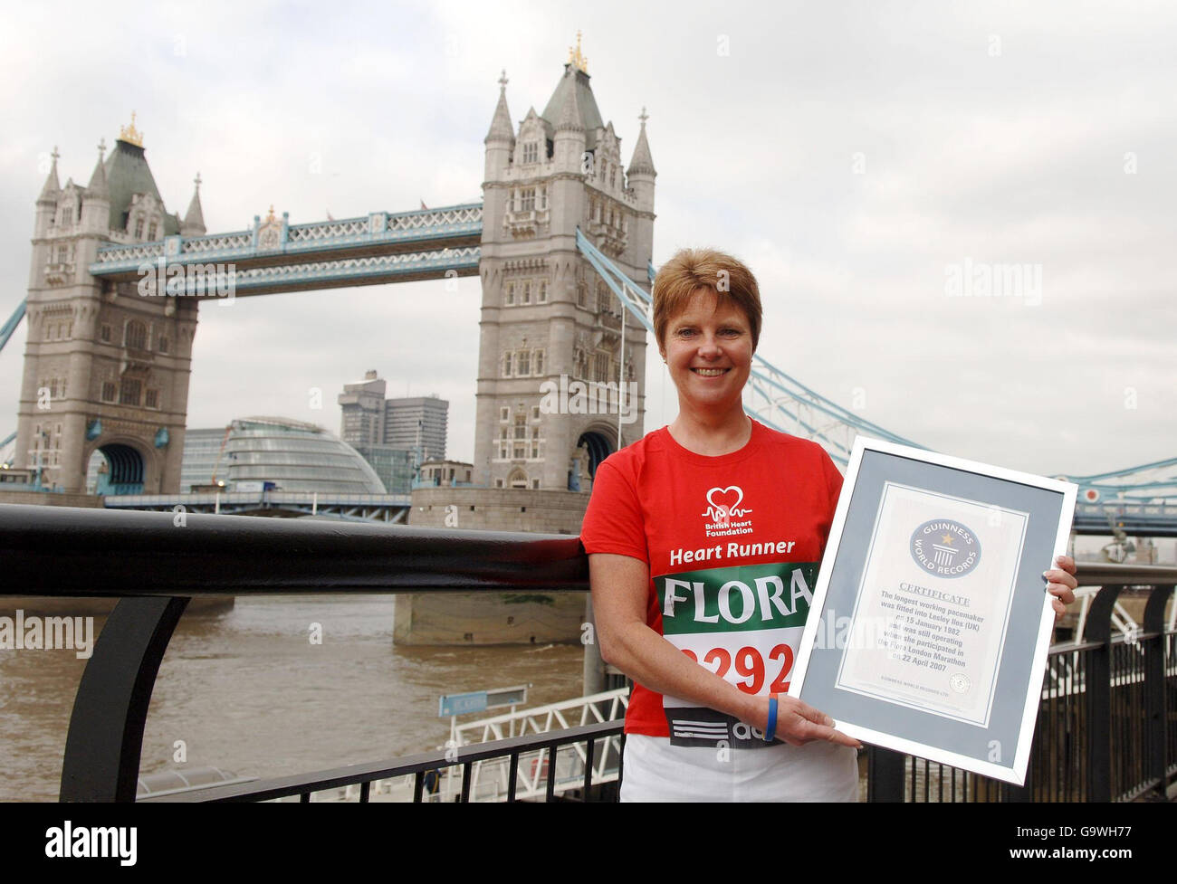 Lesley Iles aus Southend-on-Sea hofft, vor dem Flora London Marathon im Thistle Hotel in der Nähe der Tower Bridge im Zentrum Londons Guinness-Weltrekordhalter für den schnellsten Laufer mit dem am längsten arbeitenden Schrittmacher bei einer Fotowand zu werden. Stockfoto