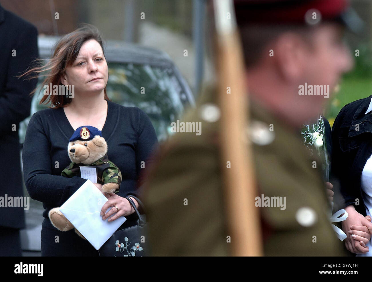 Ein Trauerer, der einen Teddybären trug, der als Armeearzt gekleidet war, bei der Militärbegrabnis von Korporal Kris O'Neill, 27, die in der St. Peters Church, Sowerby bei Leeds stattfand. Stockfoto