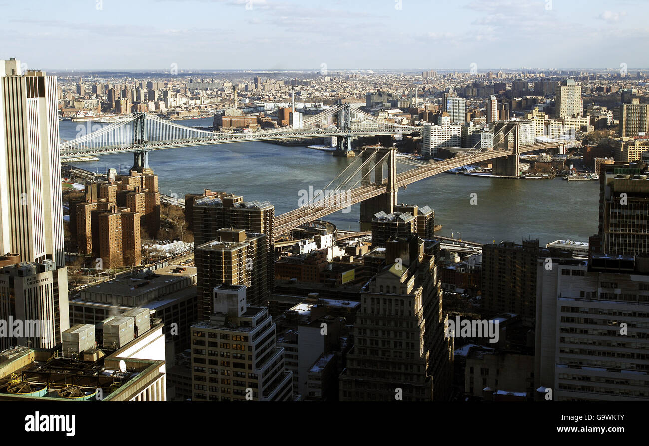 Die Manhattan Bridge (links) und die Brooklyn Bridge überqueren den East River, von Lower Manhattan in New York City aus gesehen. Stockfoto