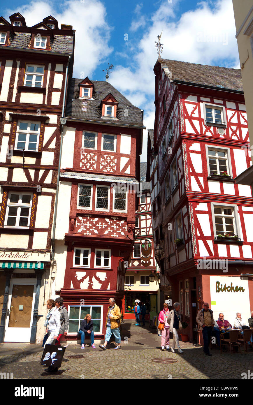 Mittelalterliche Fachwerkhäuser in der deutschen Stadt von Bernkastel-Kues an der Mosel. Stockfoto